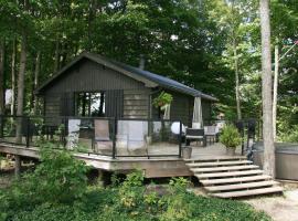 Lake Eugenia Escape - Cozy Lakefront with Hot Tub, hotel a Flesherton