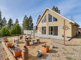 Deck and Wooded Views 5-Acre Auberry Retreat!, hotel di Auberry