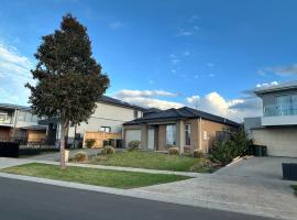 Ocean front home in Point Cook，庫克角的飯店