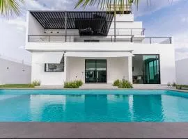 Casa Francia Celebración Pool Starlink