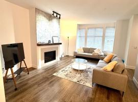 Modern 3 bedroom duplex home in Langley، فندق في لانغلي