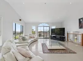 Catos Escape - Spacious Group Retreat near the Coast