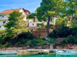 Apartments by the sea Basina, Hvar - 24120, hotel din Vrbanj