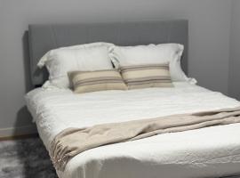 Cozy 1bedroom Mainfloor, hotel em Calgary