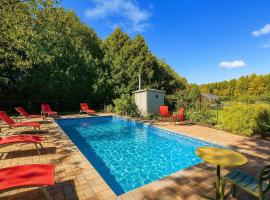 10 Acre Farmhouse with Pool + 5 Bedrooms/3 Baths, viešbutis mieste Niumarketas