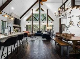 Luxury-Hot Tub-Pool-Table-EV Charger-Starlink