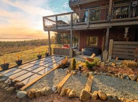 Salish Sea View Suite w Hot tub, hotel u gradu Shirley