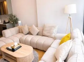 Luxury 1 Bedroom l BTS 2 mins l Pool and Gym