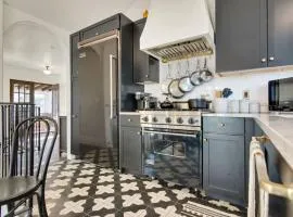 HiLLSIDE HaCIENDA- Hot Tub & Walk Downtown