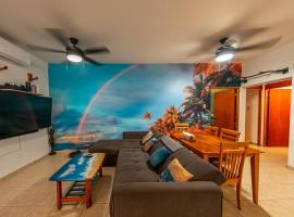 Bright and Spacious 2BR 2BA Condo Near the Beach: Centro Puntas şehrinde bir otel