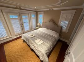 Luxury Room with Private Washroom in Prime Location, Hotel in Vancouver