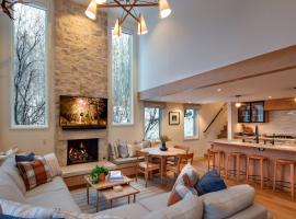Viesnīca Fifth Avenue Unit 201, 3BR Luxury Condo with Mountain Views, Walking Distance to Downtown Aspen Aspenā
