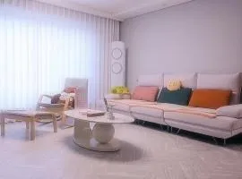 Pine-tree Stay, KTX station nearby, 3 rooms, 2 bathrooms, Hotel style bed 4, Rooftop barbecue, Kids room, Retro arcade, Board games