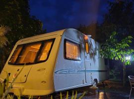 TheBoxCaravan โรงแรมในBan Pak Ram