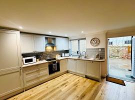 NEW Central Ryde Retreat, Melville Duplex, short walk to Beach Sleeps 6, Hotel in Ryde