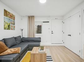NEST- Modern 2BR Basement Retreat in South Surrey, hotel i Surrey