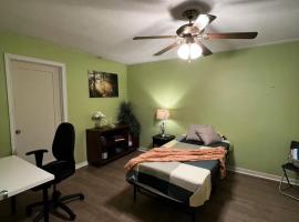 House near University of Waterloo, Perimeter Institute, Wilfred Laurier University，卡爾達斯德雷斯的飯店