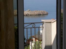 Apartmani More: Sveti Stefan şehrinde bir otel