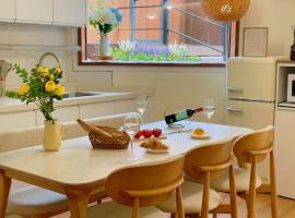 10 minutes from Hongdae Station, 3 rooms 2 bathrooms, king bed, private yard, free parking, up to 7 guests, free luggage storage、Samgongのホテル