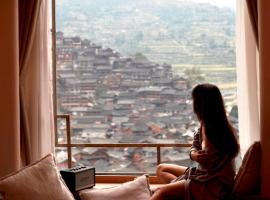 Seven Letters Preface Hotel Xijiang Qianhu Miao Village, hotel con estacionamiento en Xijiang