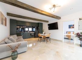 Zuri-Spacious 2BR Private House near Brasov with Parking,Ideal for Families Couples, hotel en Sînpetru