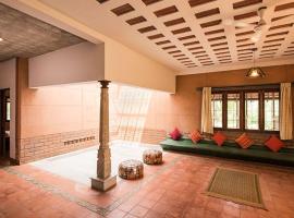 Villa with pool on 29-Acre Farm 10 mins to Beach, hotel i Marakkānam