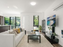 Modern 3BR House 7min Drive to Leppington Station, Hotel in Austral