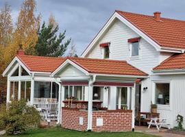 Rymlig villa med storslagen utsikt, 8 min fr Hudik, hotel a Forsa