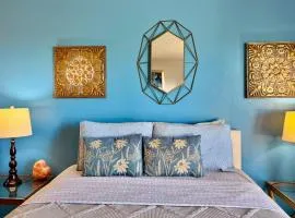 Hollywood Studio with Pool, Parking, Gym & Sign View
