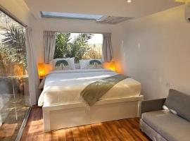 Hidden Valley GLAMPING: Füceyre'de bir otel