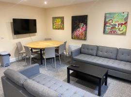 Central house with fresh renovation, hotel a Maynooth