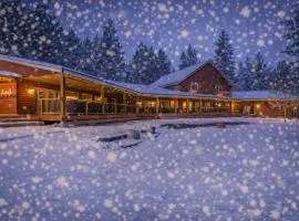 River Road Lodge by NW Comfy Cabins