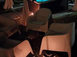 AgliChalet Erbe Montane-Vasca idromassaggio con parcheggio privato e colonnina ricarica auto elettrica con supplemento, hotel em Domodossola