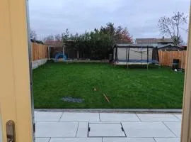 1 Bed House - Sleeps 2 - Garden Wifi Parking