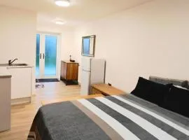1 Bed House - Sleeps 2 - Garden Wifi Parking