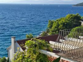 Ferienhaus mit Pool und Meerzugang, hotel a Razvala
