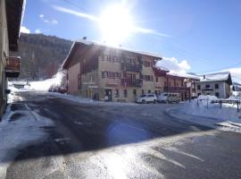 Hôtel et Appart'Hôtel Restaurant L'Adray, hotell sihtkohas Longefoy huviväärsuse Montalbert Ski Lift lähedal