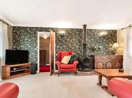 2-Bed Home with Free Parking - 2 min Walk to Bus