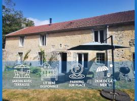Maison renovee en pierres séjour spacieux avec jardin et terrasse aménagée près Omaha beach & Bayeux à 5mn de la mer tous commerces, hôtel à Commes