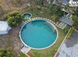 StayVista at SIHAYA with jacuzzi, mountain view & AC