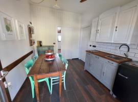 Il Rosmarino - Appartamento con giardino, Hotel in Cavour