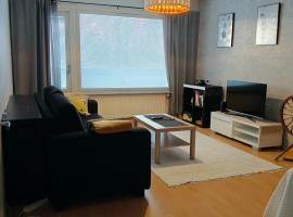 Peaceful and spacious apartment with free parking, hotel i Kemi