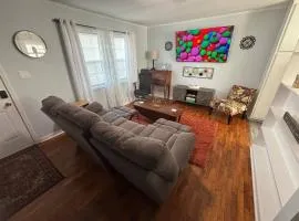 Quiet in Town - 2 beds, Large TVs, Big Parking , Nintendo & EV Ready