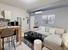 Loupi's Home -Urban Cozy Retreat -Modern -Balcony