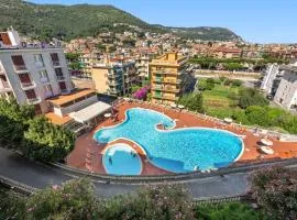 Lisa's Stylish Top Floor Flat & Double Pool