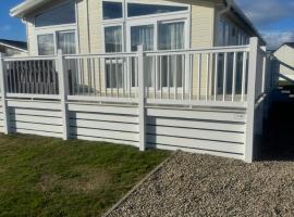Aurora luxury beach lodge, Hotel in Lossiemouth