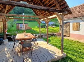 First house of the village, hotel u gradu Văleni