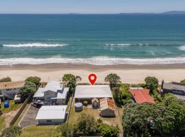 Poppy's Beach House - Beachfront Whangapoua Home, hotel a Whangapoua