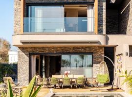 Stylish Beachfront Villa with Pool Gym Sauna SeaView, villa Bodrumban