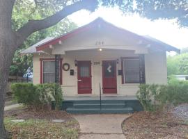 Cozy Home close to Downtown, Hotel in San Antonio